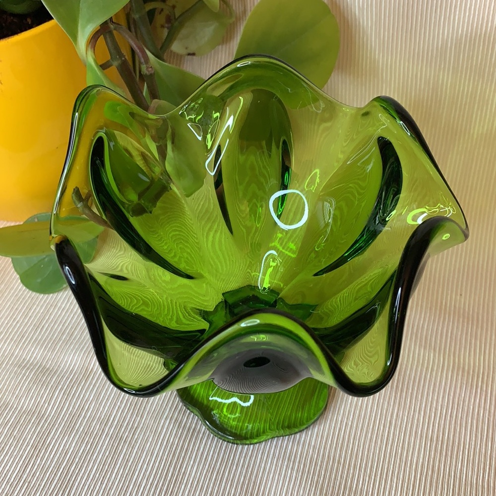 Vintage L. E. Smith emerald green scalloped handkerchief pedestal dish - Picture 2 of 10